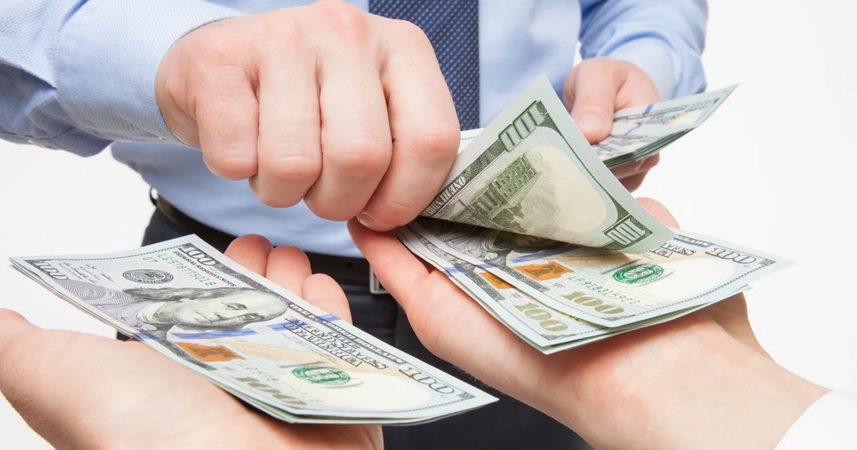 Зарплати у вакансіях для сеньйорів за два місяці впали на $500