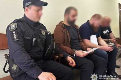 Хакера-іноземця, який переховувався в Києві від ФБР, видали в США