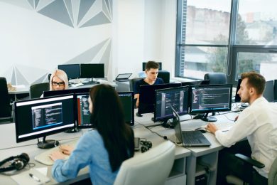 Salesforce скорочує найм програмістів. Причина в штучному інтелекті